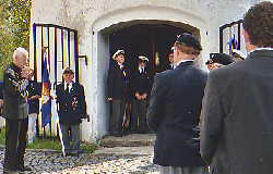 August 2002
Kranzniederlegung beim Karner in Feldkrichen. Der Marineseelsorger Don Fulvio Demertini beim Gebet.